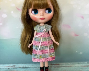 Klänning, som passar Blythe Neo Dolls. Handgjord, virkad med handmålat garn.