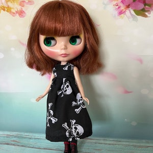 Vestido negro con calaveras sobre tela. Para muñecas Pullip y Blythe. Hecho a mano.