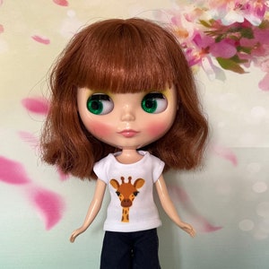 White t shirt with giraffe on print - to fit Blythe Neo Dolls. Handmade