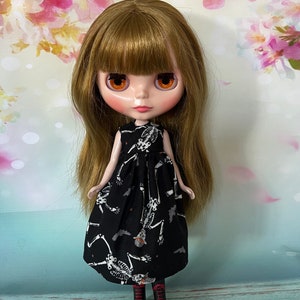Vestido de muñeca negro con estampado de esqueletos. Para muñecas Pullip y Blythe. Hecho a mano.