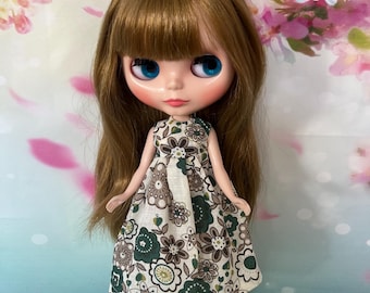 Vestito bianco per bambola con tessuto floreale. Adatto per bambole Pullip e Blythe. Fatto a mano.