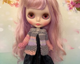 Cárdigan para muñecas Blythe Neo. Hecho a mano, tejido con hilo brillante.