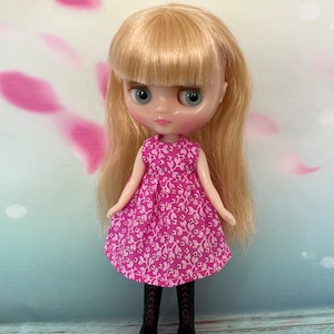 Bright pink doll dress with pretty floral fabric. To fit Middie Blythe dolls. Handmade.