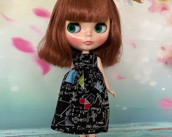 Abito nero da bambola con stampa a tema matematica. Per adattarsi alle bambole Pullip e Blythe. Fatto a mano.