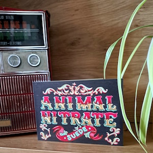 Carte de voeux d'anniversaire Britpop indépendante Daim Animal Nitrate des années 90 Art peint à la main Écriture d'enseigne de fête foraine