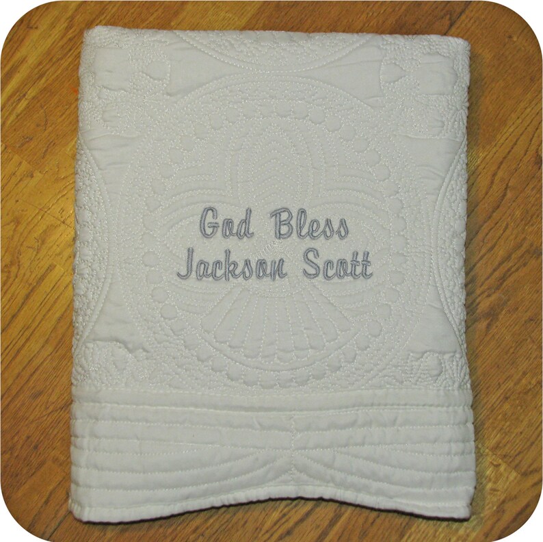 Pode incluir: Cobertor de beb&ecirc; acolchoado branco com um design bordado branco e o texto "God Bless Jackson Scott".