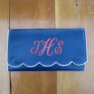 Cartera de piel vegana personalizada para mujer, carteras festoneadas personalizadas para mujer, regalo de Navidad con monograma para ella, regalo de Navidad para mujer o mamá