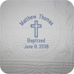 Pode incluir: Cobertor de beb&ecirc; acolchoado branco com bordado azul. O bordado diz "Matthew Thomas Batizado em 9 de junho de 2018" e inclui uma cruz azul.