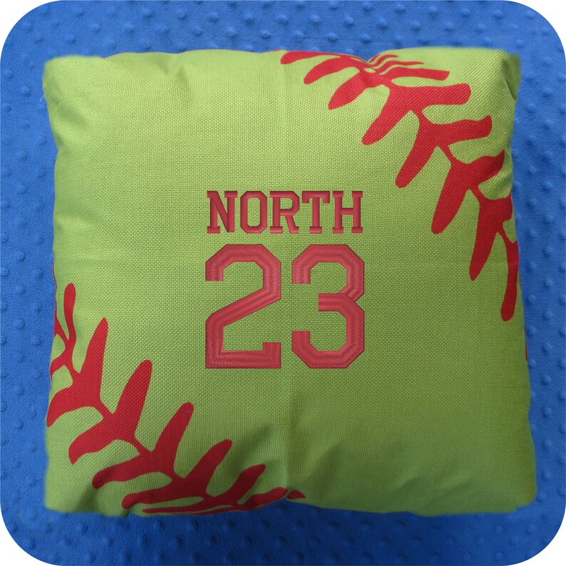 Puede incluir: Almohada verde y roja con tem&aacute;tica de b&eacute;isbol con el nombre "NORTH" y el n&uacute;mero "23" bordado.