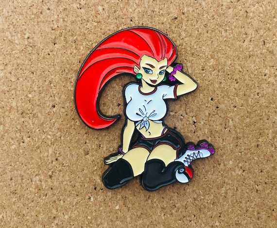 Jessie, entraîneure sexy de la Team Rocket, portant des épingles en émail dur personnalisées pour le jeu vidéo en patins