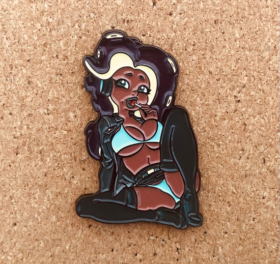 Épingle en émail dur de marina de poulpe de calmar de jeu vidéo sexy