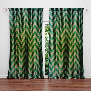 Könnte beinhalten: Zwei grüne und weiße Chevron-Muster-Vorhänge, die an einem Fenster hängen. Die Vorhänge sind aus einem weichen, strukturierten Stoff.