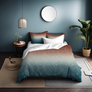 以下が含まれることがあります： ペイズリー柄の掛け布団カバーと枕カバーがセットされたベッド。寝具は茶色からティールへのグラデーションデザインです。部屋には青い壁、丸い鏡、鉢植えの植物があります。