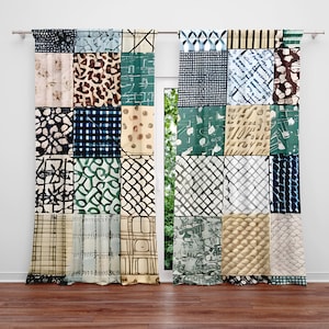 以下が含まれることがあります： パッチワークスタイルの窓用カーテン。ベージュ、青、緑、茶色の抽象的な模様が特徴です。カーテンは窓の前に吊り下げられており、木の景色が見えます。カーテンの長さは約200cmです。