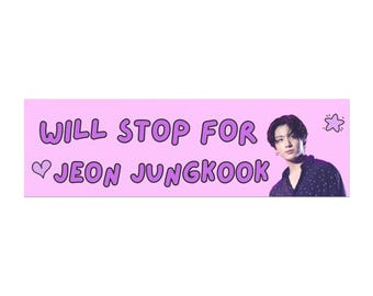 Puede incluir: Una pancarta rectangular con fondo lila claro y el texto "WILL STOP FOR JEON JUNGKOOK" en letras moradas. Una foto de un hombre está en el lado derecho, con una estrella.