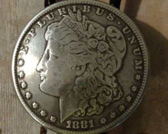 Morgan Silver Dollar Bolo - Lato Lady Liberty - Cordoncino in pelle - Punte con finitura argento