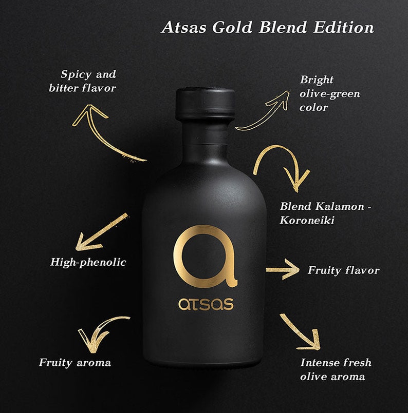 K&ouml;nnte beinhalten: Eine schwarze Flasche Oliven&ouml;l Atsas Gold Blend Edition mit goldenen Buchstaben und Akzenten. Das Etikett hebt das fruchtige Aroma, den Geschmack und die leuchtend olivgr&uuml;ne Farbe hervor. Das Design der Flasche ist elegant und modern, mit matter Oberfl&auml;che.