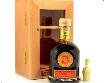 Due Vittorie Oro Gold Balsamic Vinegar | Aged in Oak Barrels | Notes of Black Cherry | Includes Cork Pourer | 500ml from Modena | Italy