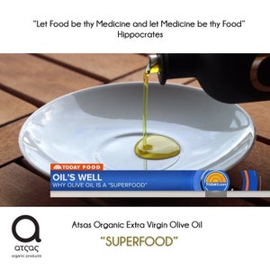 Puede incluir: Un plato blanco con un charco de aceite de oliva dorado que se vierte de una botella. El texto "OIL'S WELL WHY OLIVE OIL IS A "SUPERFOOD"" se muestra en una pancarta azul con las palabras "TODAY FOOD" en blanco. El texto "SUPERFOOD" se muestra en letras grandes sobre un fondo blanco.