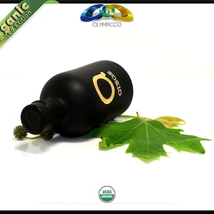 K&ouml;nnte beinhalten: Eine schwarze Oliven&ouml;lflasche mit goldfarbenen Buchstaben und einem gr&uuml;nen Blatt. Die Flasche ist mit "OTSOS" und "Organic Limited Edition" beschriftet. Das Bild enth&auml;lt auch das USDA Organic-Siegel.