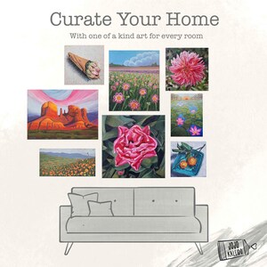 K&ouml;nnte beinhalten: Eine Sammlung farbenfroher Gem&auml;lde, die &uuml;ber einem grauen Sofa ausgestellt sind. Die Kunstwerke umfassen Blumen-, Landschafts- und abstrakte Themen. Der Text oben lautet "Curate Your Home" und "With one of a kind art for every room."