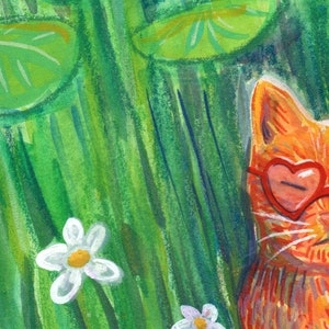 K&ouml;nnte beinhalten: Ein Aquarellgem&auml;lde einer orangefarbenen Katze mit herzf&ouml;rmiger Sonnenbrille, eingebettet in ein Feld aus gr&uuml;nem Gras und wei&szlig;en G&auml;nsebl&uuml;mchen. Die Katze ist der Mittelpunkt, wobei die Blumen und das Gras einen farbenfrohen Hintergrund bilden.