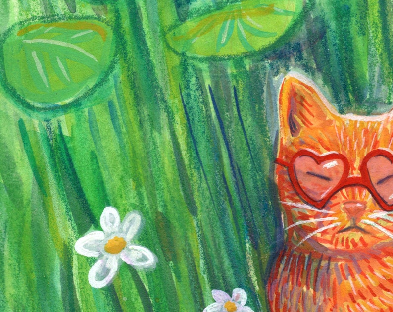 K&ouml;nnte beinhalten: Ein Aquarellgem&auml;lde einer orangefarbenen Katze mit herzf&ouml;rmiger Sonnenbrille, eingebettet in ein Feld aus gr&uuml;nem Gras und wei&szlig;en G&auml;nsebl&uuml;mchen. Die Katze ist der Mittelpunkt, wobei die Blumen und das Gras einen farbenfrohen Hintergrund bilden.
