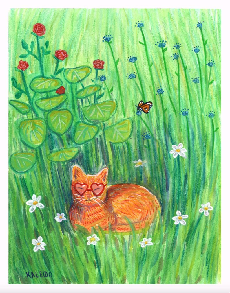 K&ouml;nnte beinhalten: Bunte Illustration einer orangefarbenen Katze mit herzf&ouml;rmiger Brille, eingebettet in hohes gr&uuml;nes Gras mit wei&szlig;en Blumen, roten Rosen und einem Schmetterling. Das Wort "KALEIDO" ist unten aufgedruckt.