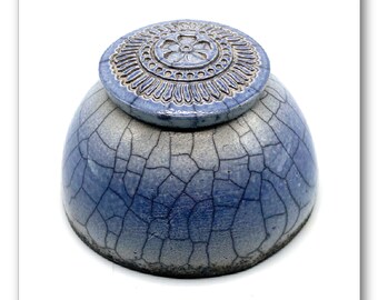 Kleine Keramikurne mit "Vergissmeinnicht" auf dem Deckel - Raku gebrannt