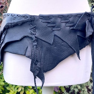 Leder Hüftgürtel/Rock, Tasche, handgemacht, weich, schwarz, Lederblätter, Gravur, Kordelverschluss, größenverstellbar, umweltfreundlich, einzigartig