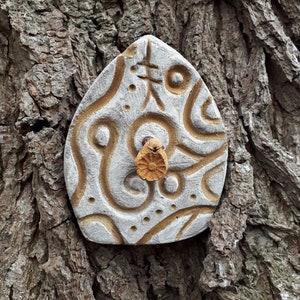 Jardín mágico ~ Puerta de hadas ~ Ivy Tree Ogham ~ Inscrito ~ Único ~ Encanto de protección ~ Concreto ~ Exterior ~ Uso ~ Gris ~ Naranja ~ Hecho a mano alzada ~ A mano alzada