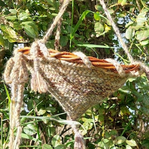 Faerie Treasure, Futterkorb, Weidenrahmen aus eigenem Anbau, weiche wollige Häkeltasche, Erdtöne mit einem Hauch von Goldglanz, Made with Love