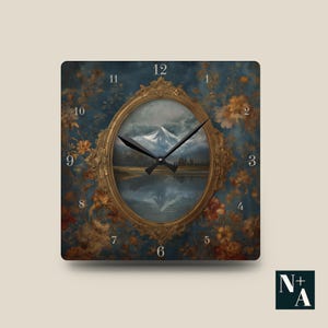 Può includere: Orologio da parete quadrato con un design floreale nei toni del blu, oro e arancione. Il quadrante presenta un dipinto paesaggistico ovale di una montagna e di un lago, incorniciato da un bordo dorato ornato. Le lancette nere indicano l'ora.