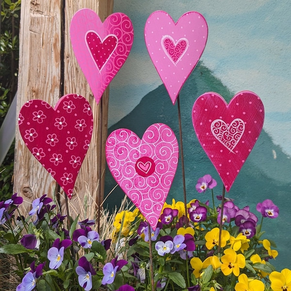 rosa/pink Herzen aus Holz handbemalt, Frankreich Serie, eine liebliche Freude für Haus und Garten, Gartenstecker und Pflanzenstecker