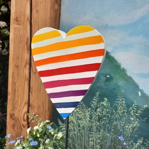 Herz groß Regenbogen gelb-orange, handbemaltes Herz aus Holz zum Stecken für den Garten, perfektes Geschenk, Geburtstag