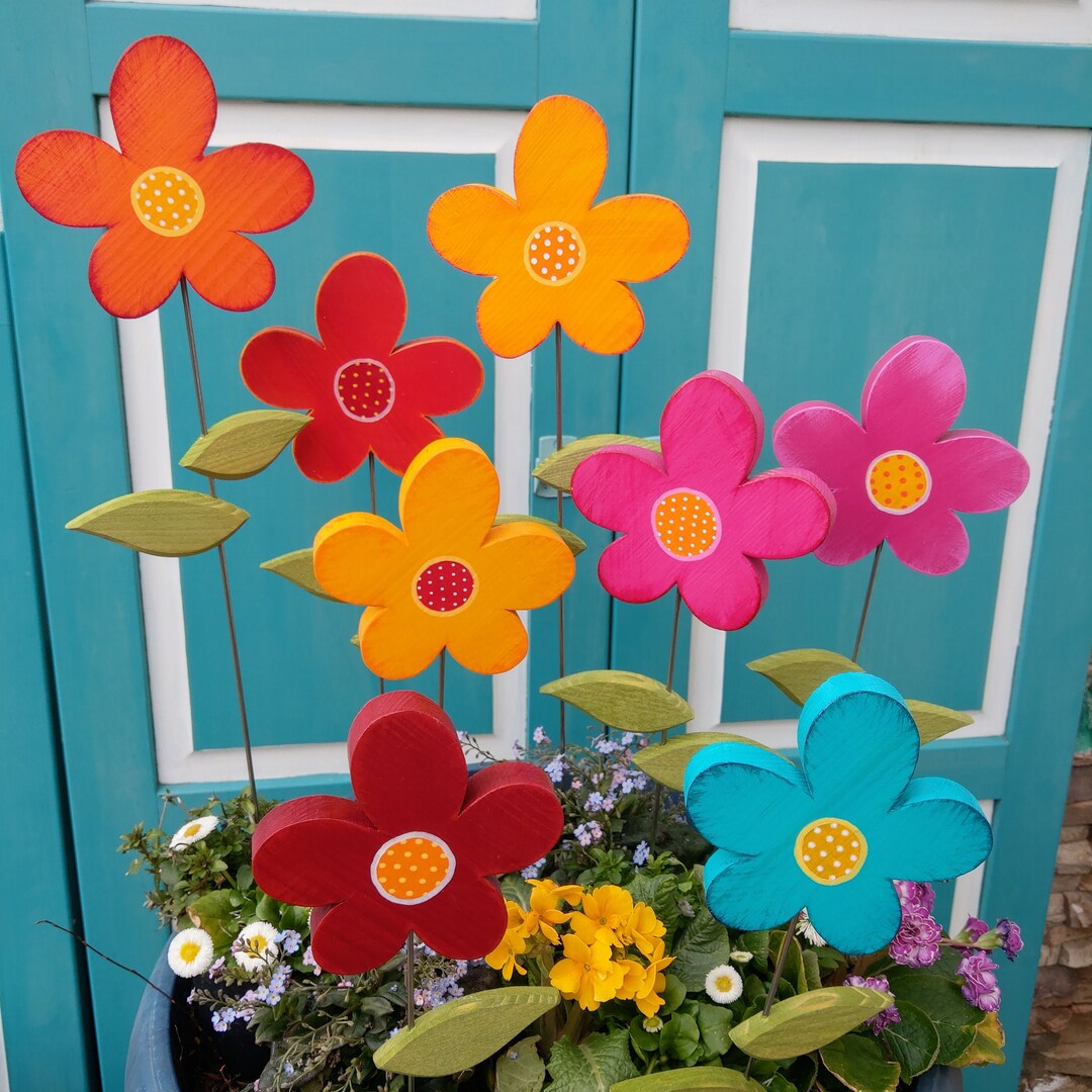 Blume ovale Form aus Holz handbemalt mit Eisenstab und zwei Blättern