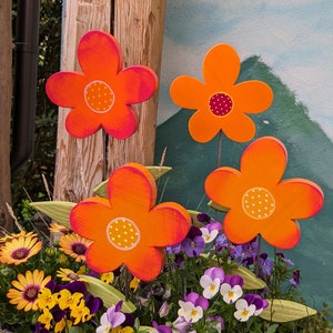 Flor laranja e rosa/formato oval feita de madeira pintada à mão com barra de ferro e duas folhas para colar no jardim por Freudenbaum