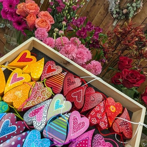 Herzchen zum Hängen, Angebot bunte Überraschung mit leuchtenden Farben zum Verschenken für jeden Anlass, bunt und fröhlich, Geschenk, Holz