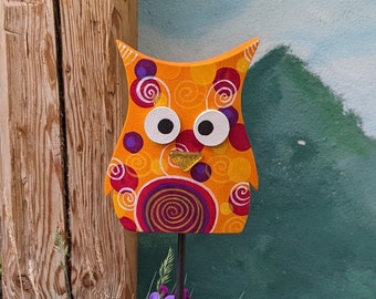 fat owl Luise, orange/pink/purple with dots and squiggles, hand-painted unique piece made of ash wood, gift idea for home and garden.