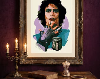 Puede incluir: Impresión artística enmarcada que presenta un retrato estilizado de una persona con cabello rizado oscuro, maquillaje y guantes. La obra de arte está sobre un fondo púrpura y enmarcada en un marco dorado ornamentado. Un candelabro vintage y un libro antiguo están sobre una superficie de madera.