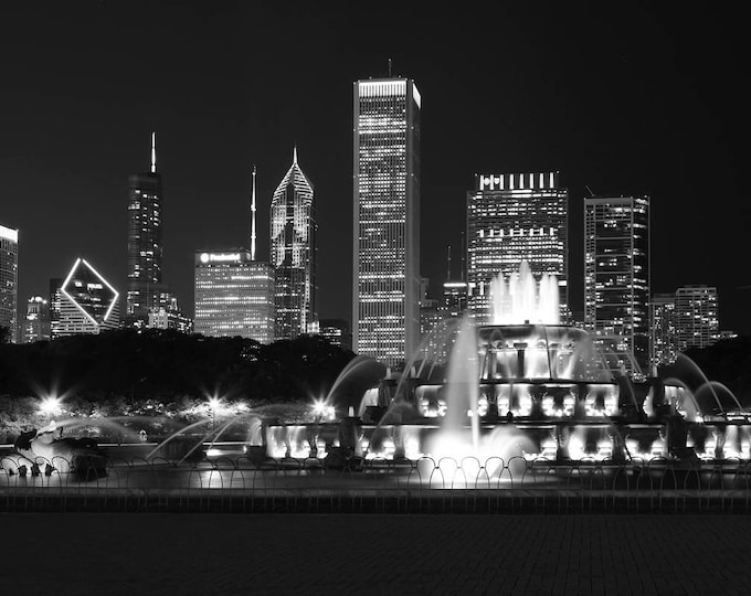 Chicago skyline wall art, Buckingham Fountain picture, large Chicago print, black and white photography, paper or canvas decor 5x7 to 40x60"