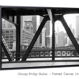 Puede incluir: Fotograf&iacute;a en blanco y negro de un horizonte de Chicago con un puente, enmarcada en un marco negro. El puente es de acero y tiene una vista del horizonte de la ciudad. La imagen mide 61 cm por 91 cm.