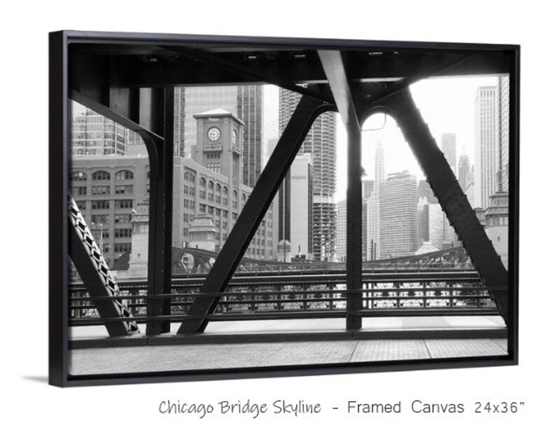 Puede incluir: Fotograf&iacute;a en blanco y negro de un horizonte de Chicago con un puente, enmarcada en un marco negro. El puente es de acero y tiene una vista del horizonte de la ciudad. La imagen mide 61 cm por 91 cm.