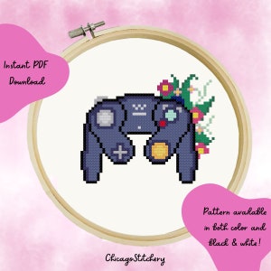 Puede incluir: Un patrón de punto de cruz de un mando de videojuego morado y gris con un diseño floral. El patrón está disponible tanto en color como en blanco y negro.
