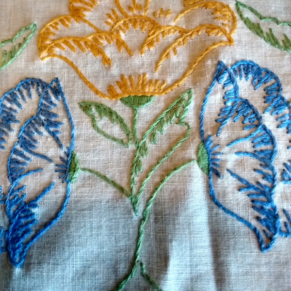 Embroidered Cotton Linen Runner Crocheted Edging Morning Glory Art Deco Scalloped Edge 1940s