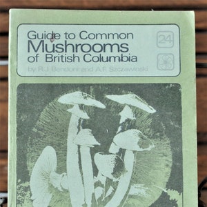 COPIA FIRMADA Guide to Common Mushrooms of British Columbia por Bandoni, Szczawinski -Firmada por el autor, B.C. Manual del Museo Provincial N° 24