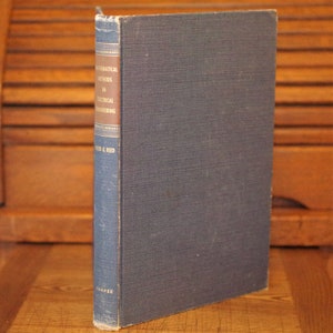 Może przedstawiać: Niebieska książka w twardej oprawie zatytułowana "Mathematical Methods in Electrical Engineering" autorstwa Reed & Reed. Książka została wydana przez Harper.