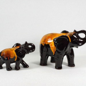 Madre y bebé Elefantes glaseados por goteo naranja y marrón Trompa elevada Evangeline Pottery Canada Canuck Pottery Canadiana