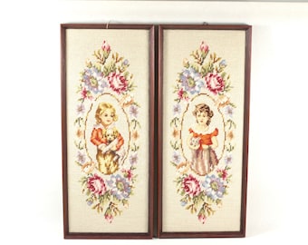 Ricamo con cornice vintage, ragazzo con cane, ragazza con gatto, ricamo in fibra, punto piccolo, dettaglio, cornice in legno