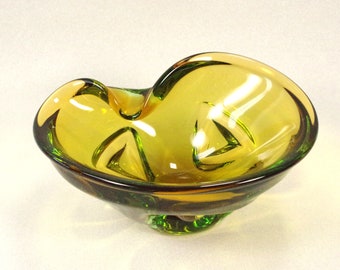 Skrdlovice ceco vintage Boho Art Glass Ciotola verde e ambra Vetro rivestito Posacenere della metà del secolo Vetro artistico pesante